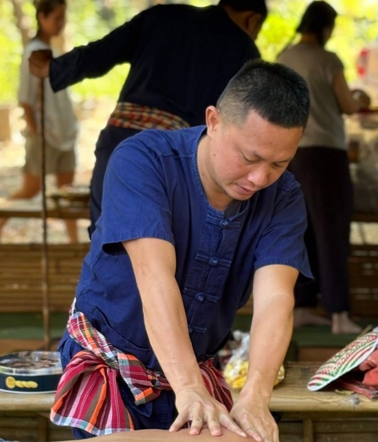 นวดรักษา ออฟฟิศซินโดรม พท.ว.ศักดา จันทร์ภิรมย์ (หมอต้น) แพทย์แผนไทย